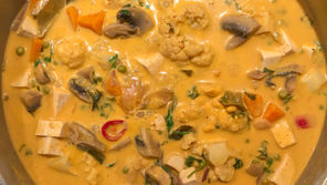 תבשיל קארי עם חלב קוקוס וטופו