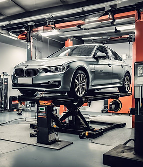 Inspección estatal de un automóvil moderno y el inspector estÔ revisando el parabrisas en un mecha