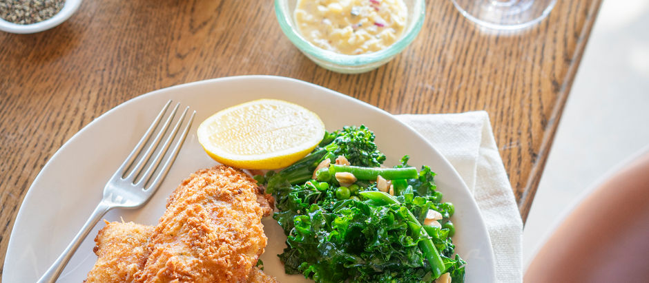 Fresh crumbed hake with homemade tartar sauce, fries, peas, lemon and parsley, served with lemon and tartare sauce.New classic menu from Tasha