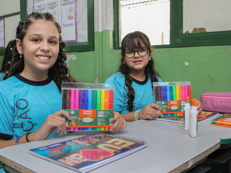 Entrega de kits escolares anima alunos da rede municipal de Barra Mansa