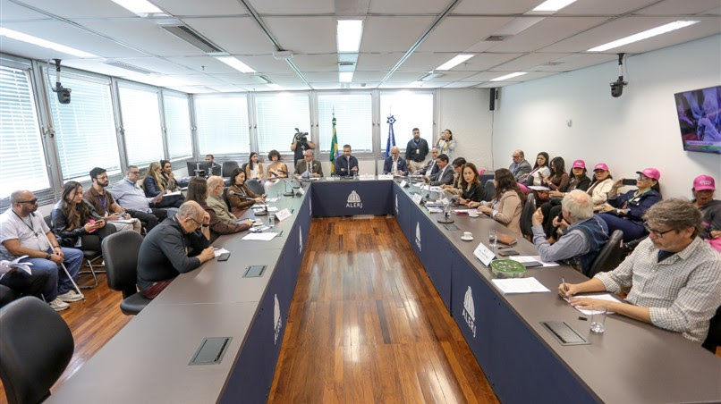 CCJ da ALERJ aprova uso de tornozeleira eletrônica de cor rosa para agressores de mulheres