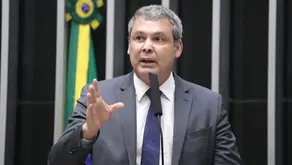 Deputado Lindbergh Farias intensifica cobrança por celeridade em investigações sobre a produtora do filme "Dark Horse"