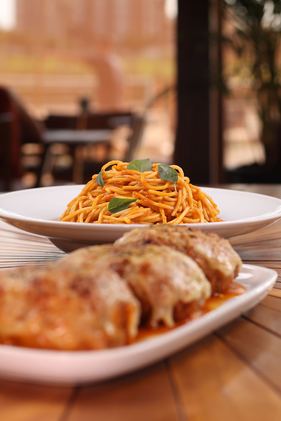 restaurante junto a quadra de beach tennis, com espaço kids, café da manhã, almoço, jantar, petiscos, chope, comida fit, pratos grandes, drinks
