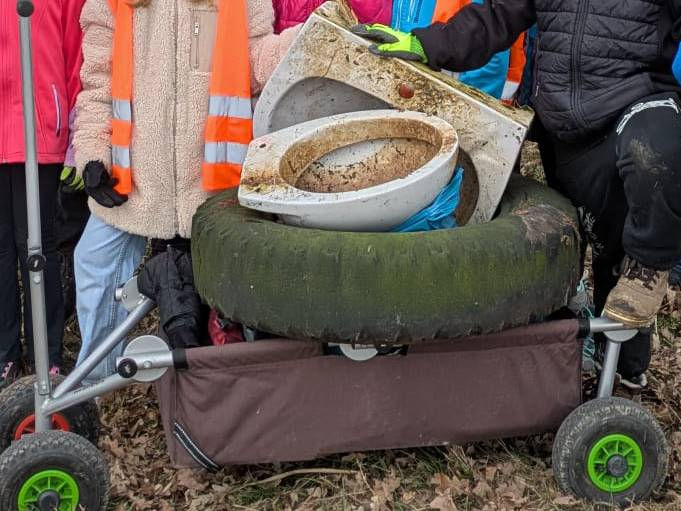 Der gesammelte Müll in einem Bollerwagen