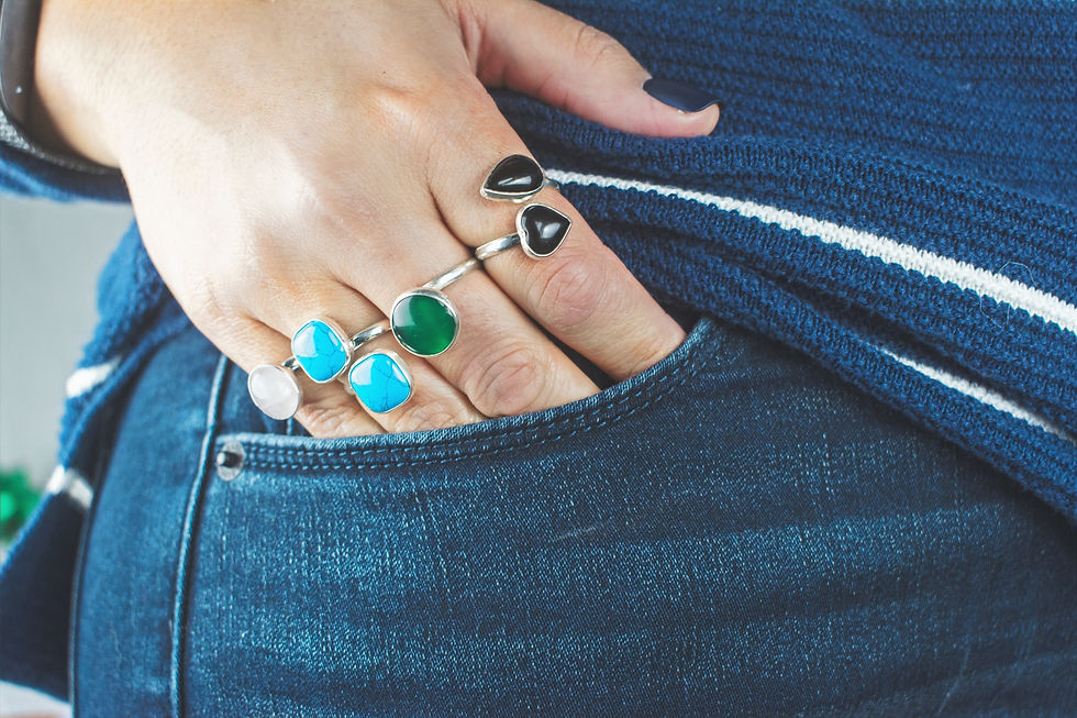 Portrait d'une femme portant un pantalon jean et pull bleus, vue de face.