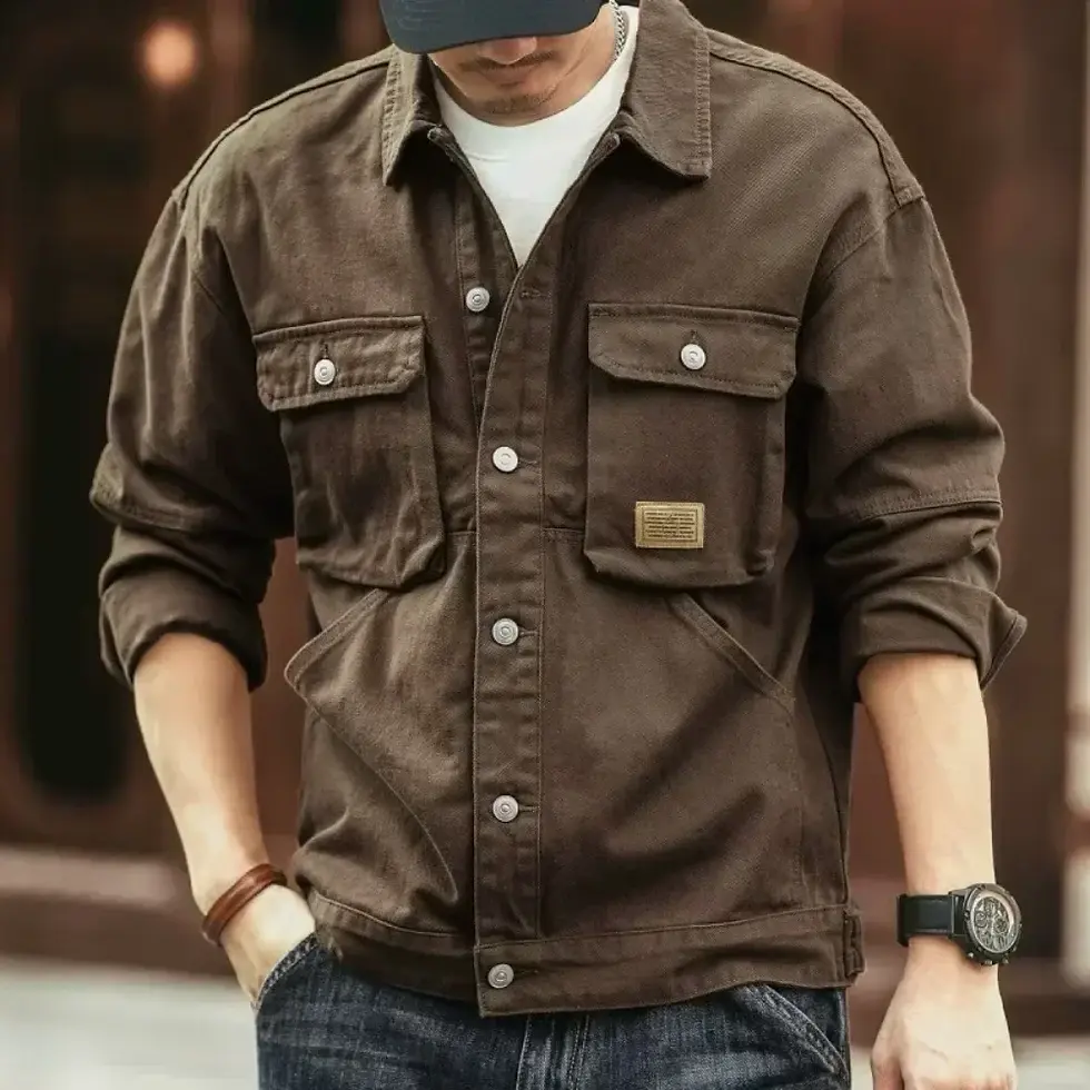 Thumbnail: Homme portant une veste cargo en denim grande taille verte 2 dans une rue urbaine vue de face