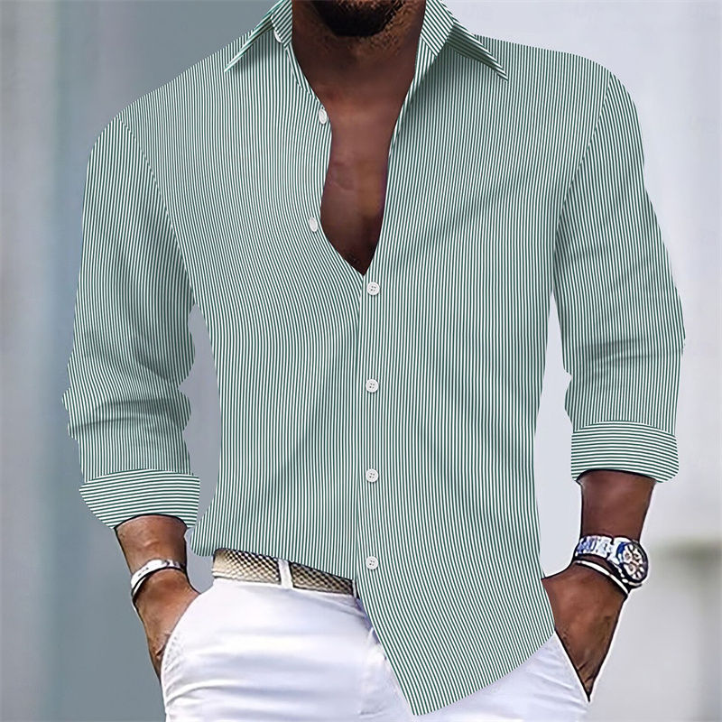 Thumbnail: Homme portant une chemise décontractée rayée à manches longues verte vue de face