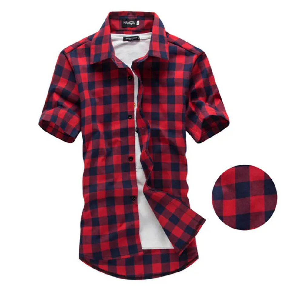 Portrait d'une chemise à carreaux à manches courtes, rouge/noire, vue de face.