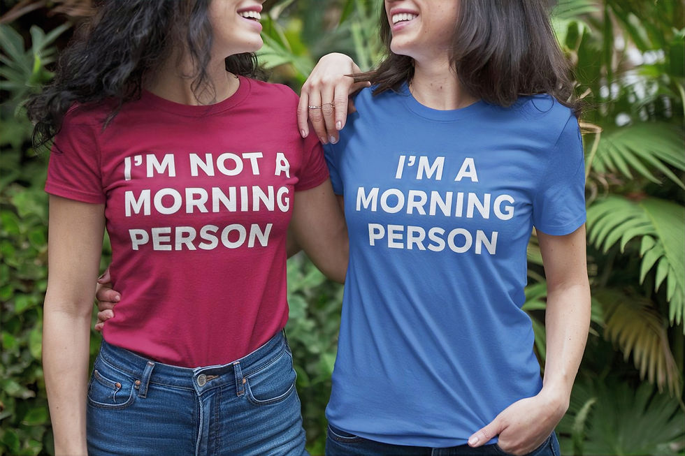 Portrait de deux femmes portant des t-shirts, rouge et bleu, avec des écritures, se trouvant au déhors, vue de face.