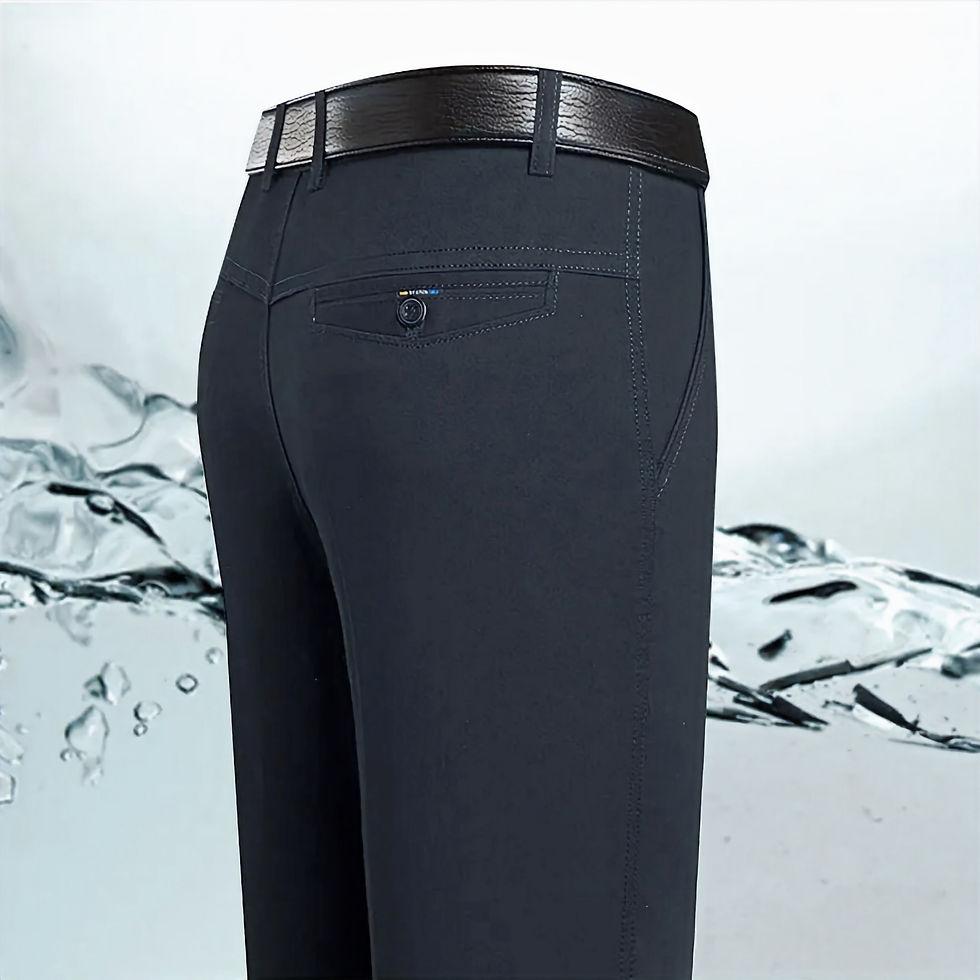 Portrait d'un pantalon chino avec une poche arrière, noir + une ceinture en cuir noire, vue de côté.