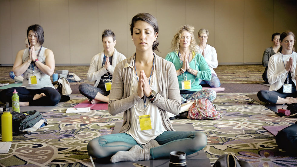 Portait d'un groupe de femmes portant des vêtements de yoga, en plein action dans une salle, vue de face.