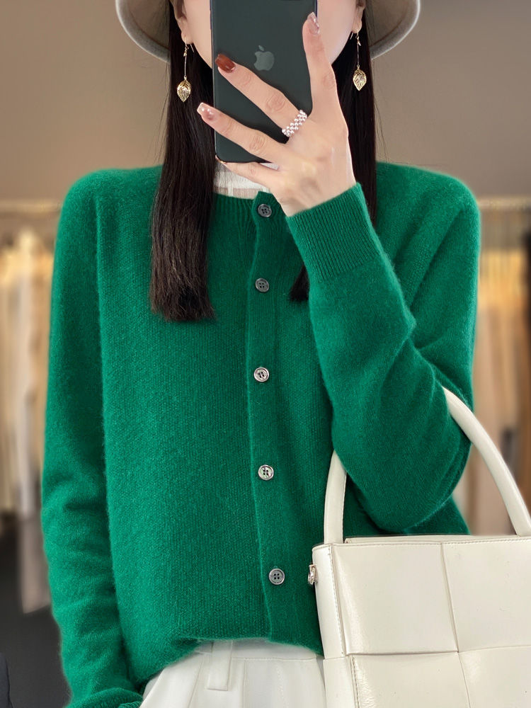 Miniature : Femme portant un Cardigan en Cachemire et Laine Mérinos vert 2