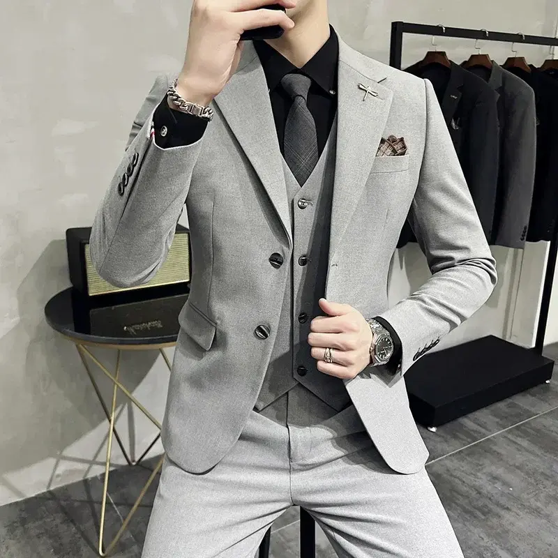 Miniature : Homme portant l’ensemble veste, gilet et pantalon en tissu uni – vue de face 11