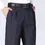 Thumbnail: Homme portant un pantalon de costume slim noir en extérieur au printemps vue de face