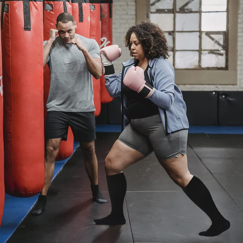 Thumbnail: Couple portant des Chaussettes de Compression Grande Taille noires