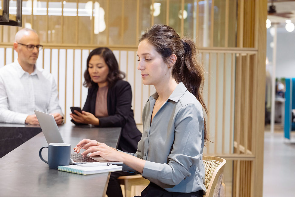 Deux femmes et un homme dans un bureau