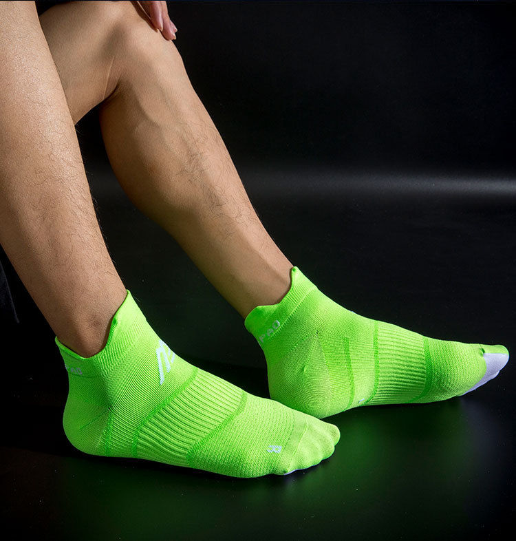 Thumbnail: Homme portant des Chaussettes de Sport Unisexes Respirantes vertes 2