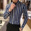 Thumbnail: Homme portant une Chemise homme chic à rayures bleues, parfaite pour les mariages vue de face