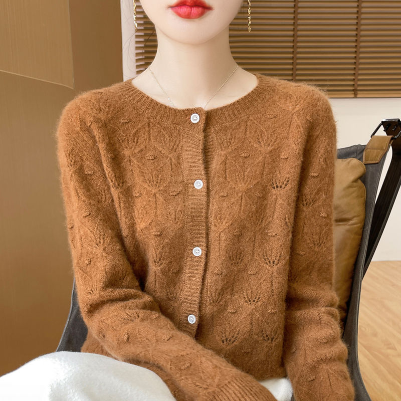 Thumbnail: Femme portant un Cardigan en Laine col rond chocolat 2