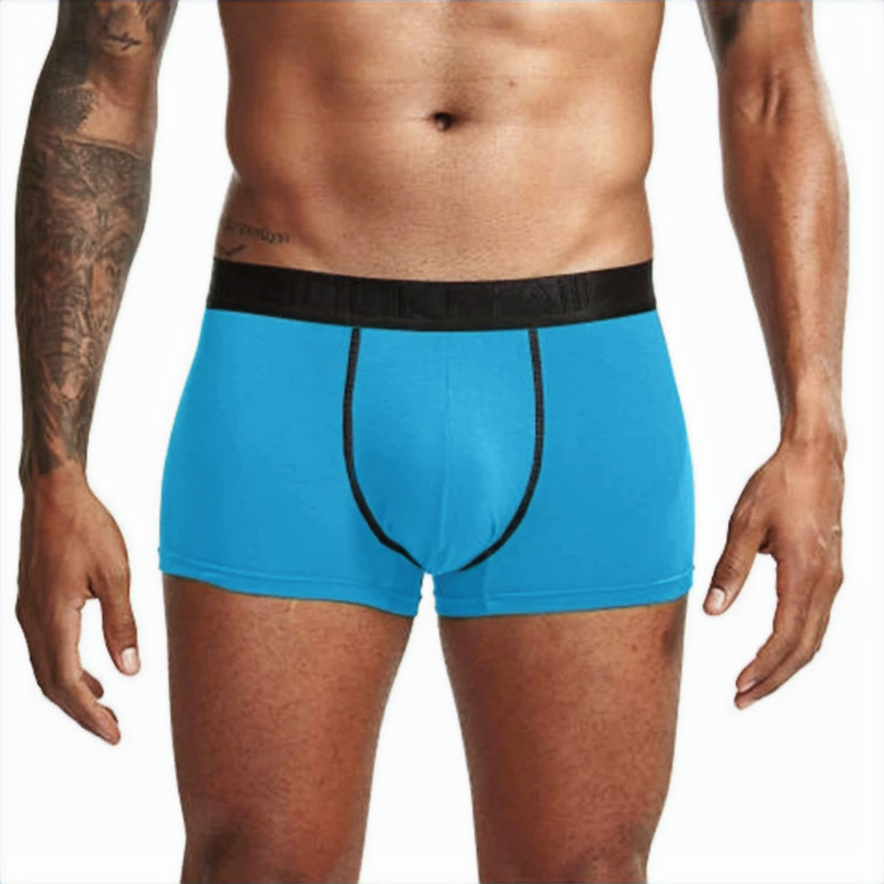 Portrait d'un homme portant un sous-vêtement boxer bleu avec ceinture bande noire, vue de face