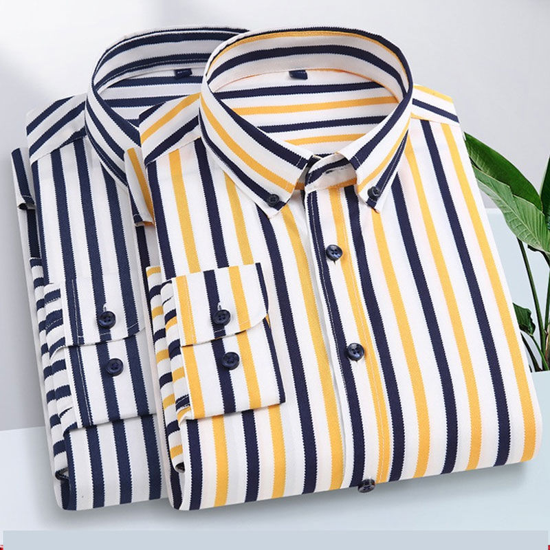 Pile de 2 chemises d'été à manches longues en soie glacée, pliées, rayées, jaune/bleue