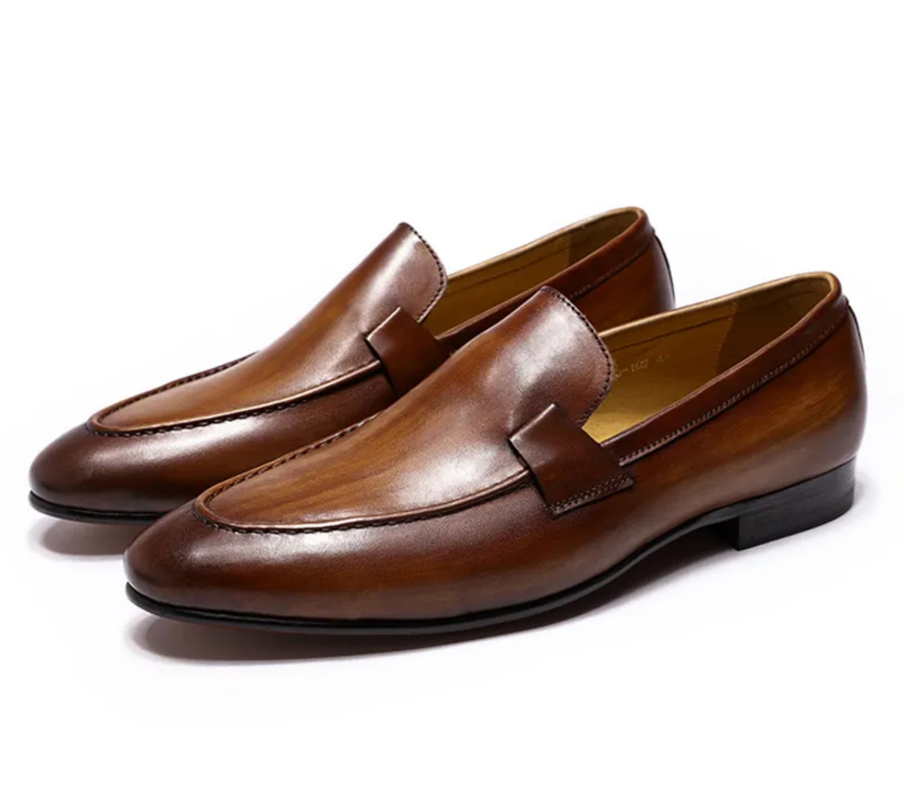 Une paire de mocassins marrons 1