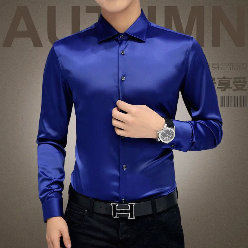 Un homme en Chemise de luxe pour homme bleue vue de face