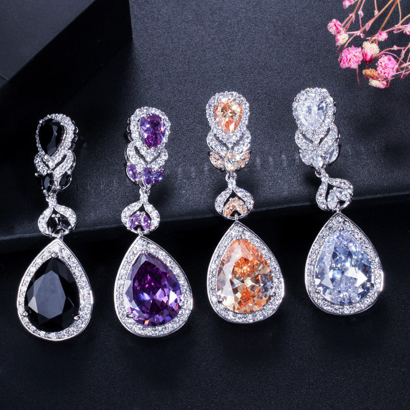 Thumbnail: Boucles d'oreilles pendantes en zircone rouge, violette, argente et orange vue vue de face