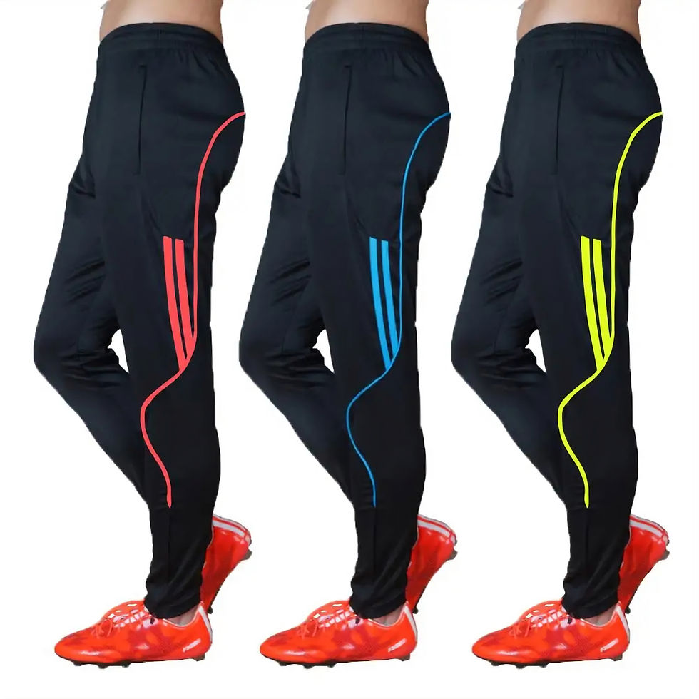 Portrait de 3 hommes portant des pantalons de sport, noirs, des chaussures avec magres, rouges, vue de côté.