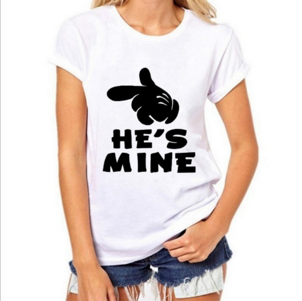 Miniature : Femme portant un t-shirt blanc