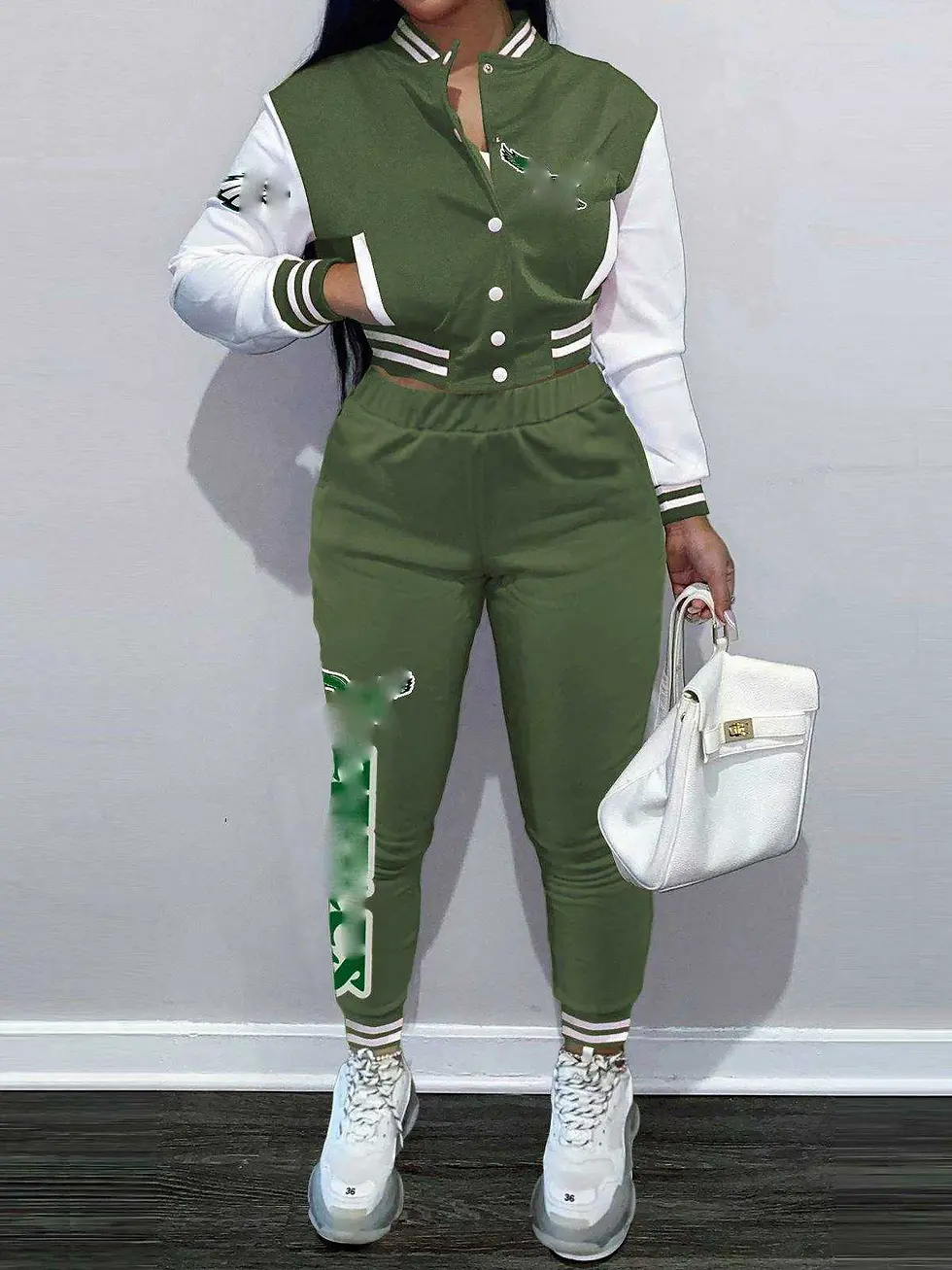 Thumbnail: Femme en ensemble femme vert vue de face