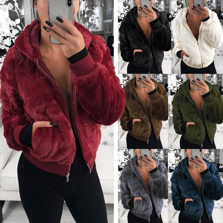 Thumbnail: Femme en manteau en fourure rouge vue de face