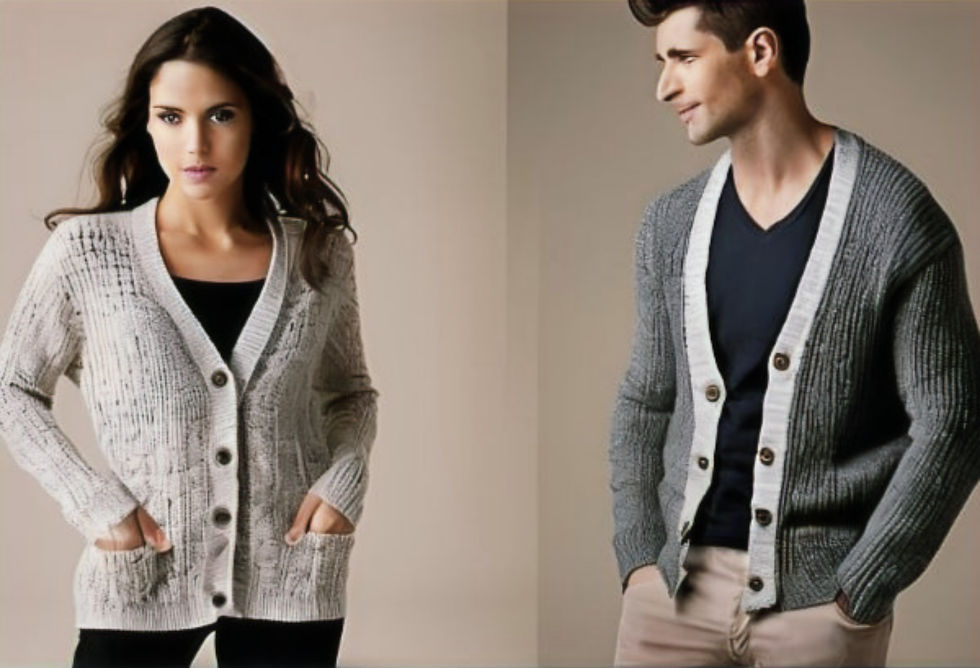 Portrait d'un homme en cardigan gris et d'une dame en cardigan beige, vue de face.