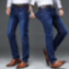 Jean grande taille homme porté avec un t-shirt blanc, vue de face