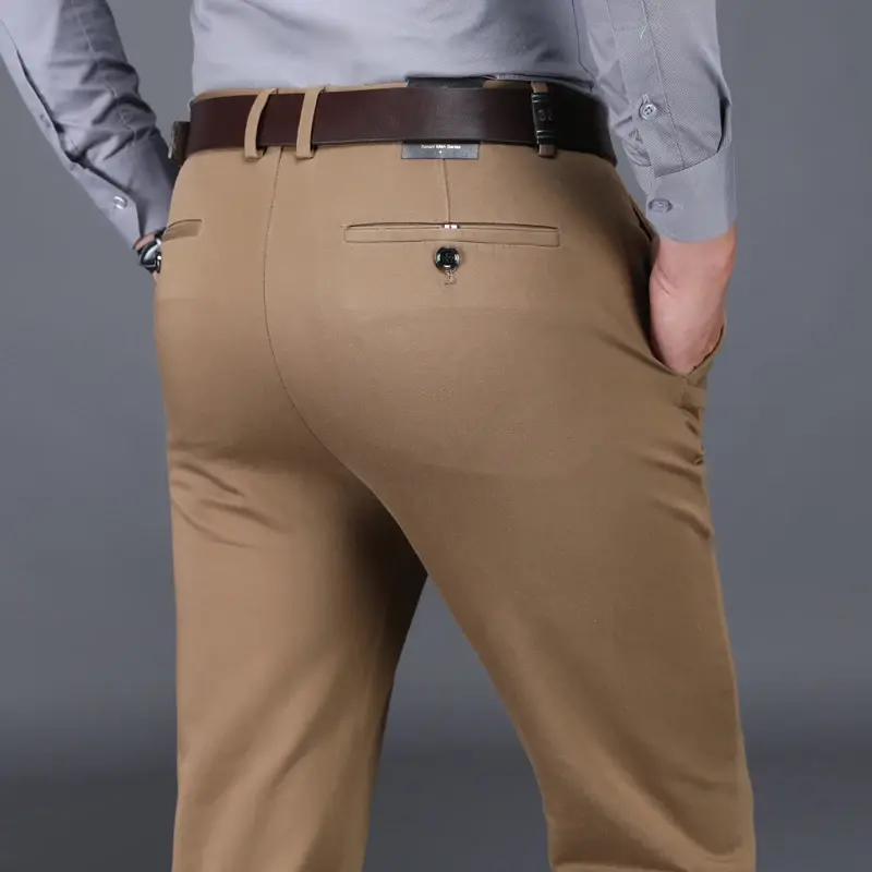 Thumbnail: Homme portant un Pantalon Classique Marron, vue par arrière.