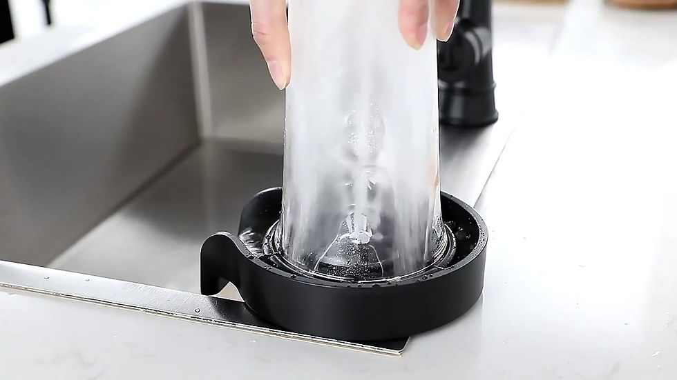 Thumbnail: vidéo d'une main rinçant une tasse à café avec un jet d’eau puissant