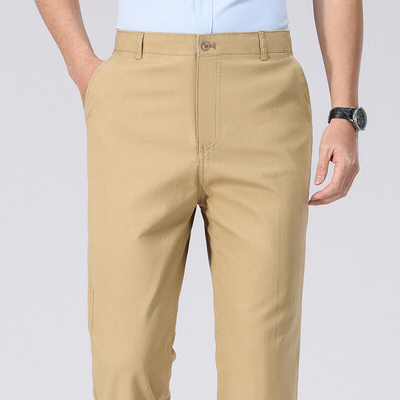 Homme portant un Pantalon Chino beige