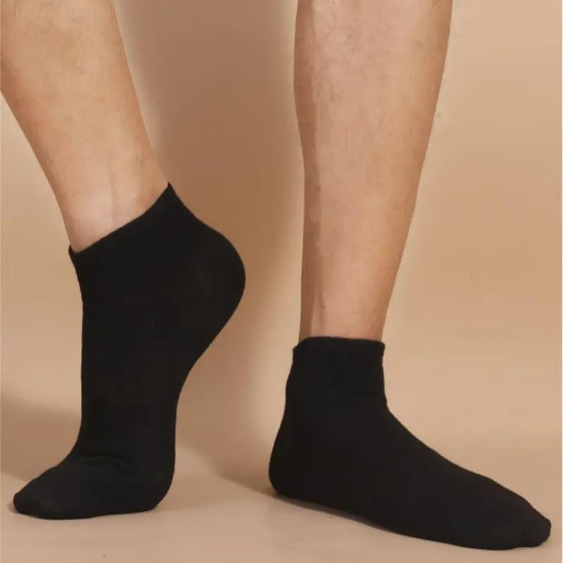 Homme portant une Paire de Chaussettes Bateau Unisexes, noires