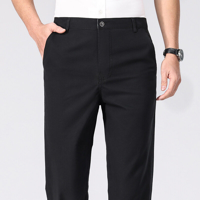 Thumbnail: Homme portant un Pantalon Chino bleu