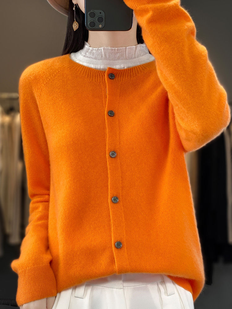 Miniature : Femme portant un Cardigan en Cachemire et Laine Mérinos orange