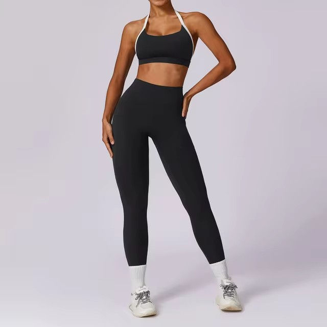 Miniature : Femme portant un Ensemble de yoga 2 pièces noir 3