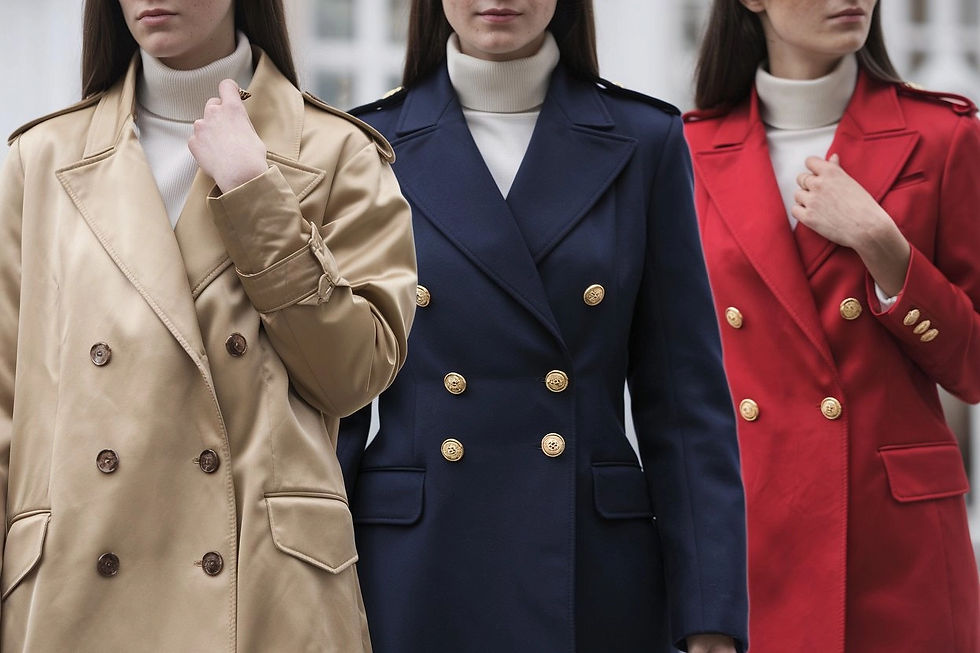 Portrait de trois femmes portant des mateaux de printemps, kaki, bleu foncé et rouge ainsi que des chandails à cols roulés, beiges, vue de face.