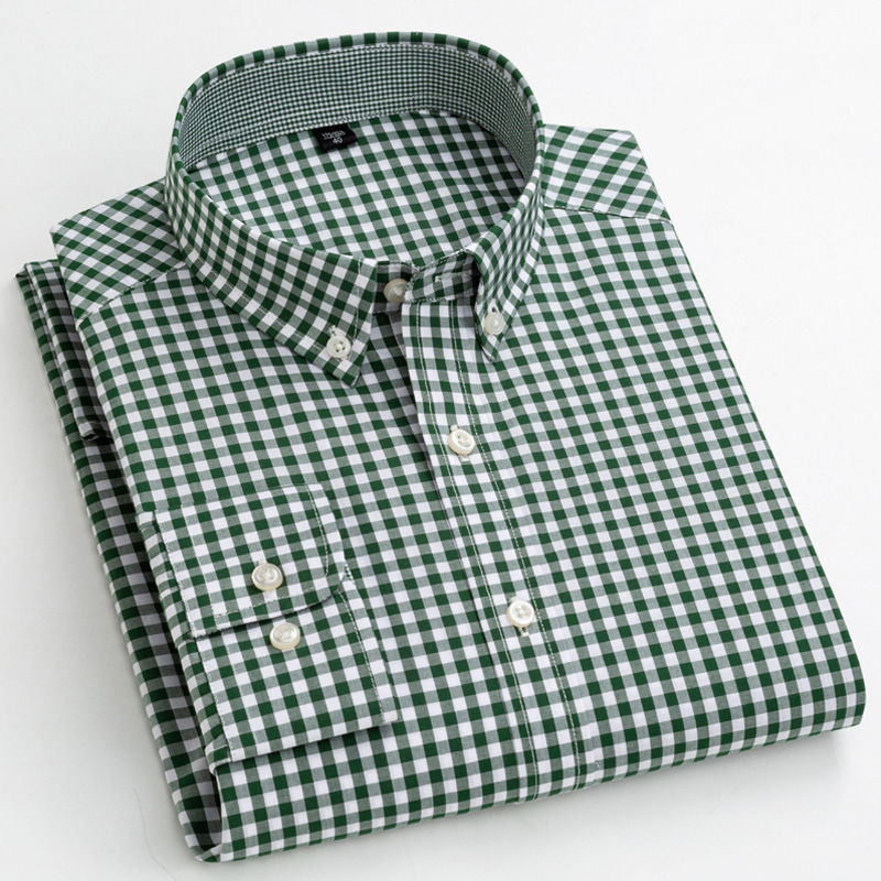 Chemise verte à carreaux pour homme à manches longues pliée