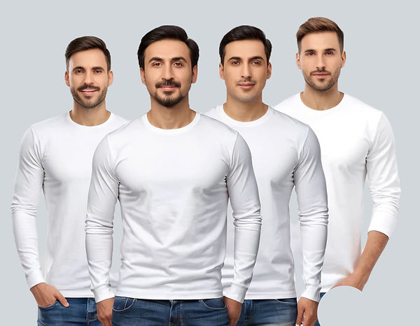 Portrait de quatre hommes portant des t-shirts blancs avec cols ronds, manches longues, vue de face.