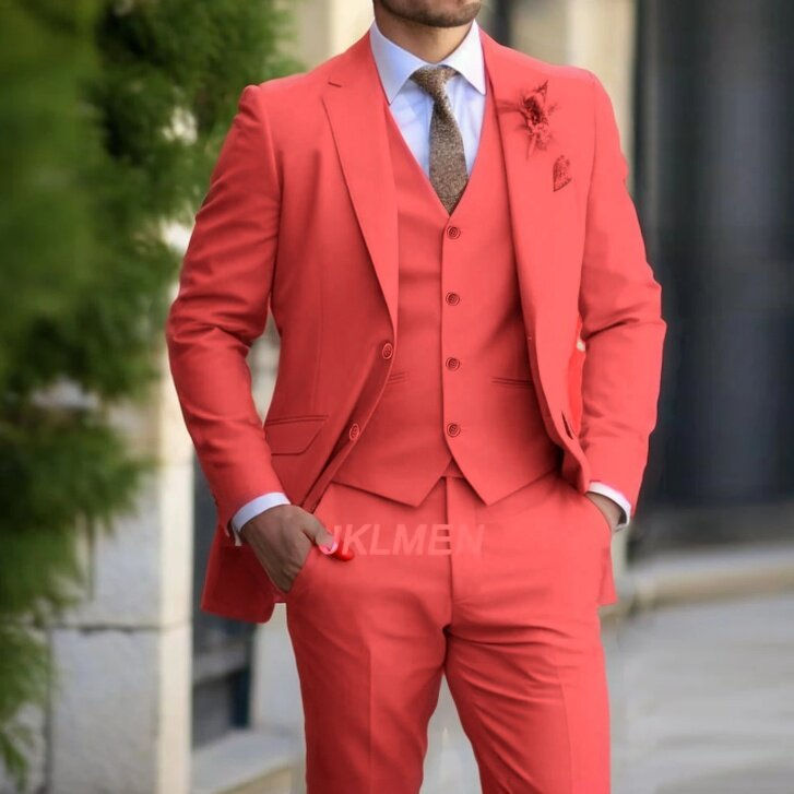 Miniature : Homme portant costume 3 pièces coupe slim rouge, en extérieur vue de face