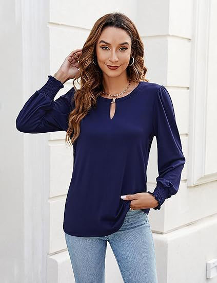 Thumbnail: Femme portant une Chemise Élégante à Manches Longues noire 4