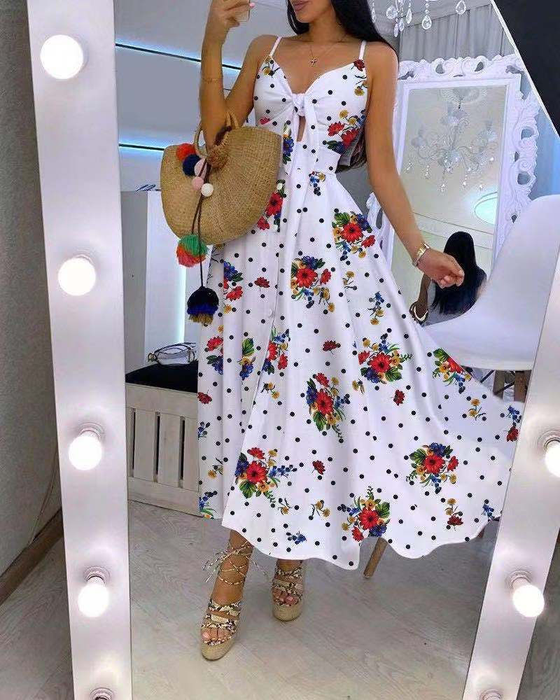 Miniature : Une femme en robe femme florale vue de face 12