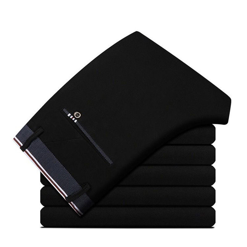 Une pile de Pantalons de Costume Homme noirs