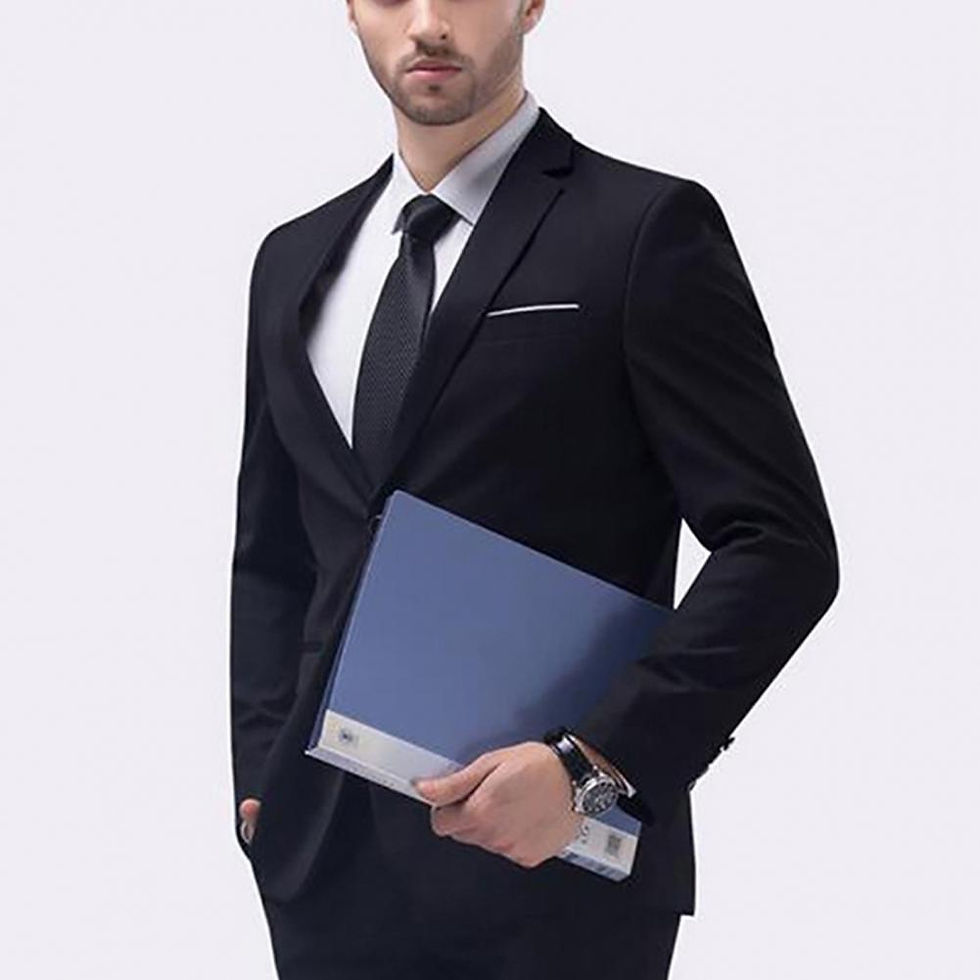 Miniature : Homme élégant portant un costume slim fit noir et tenant des dossiers en situation professionnelle vue de face