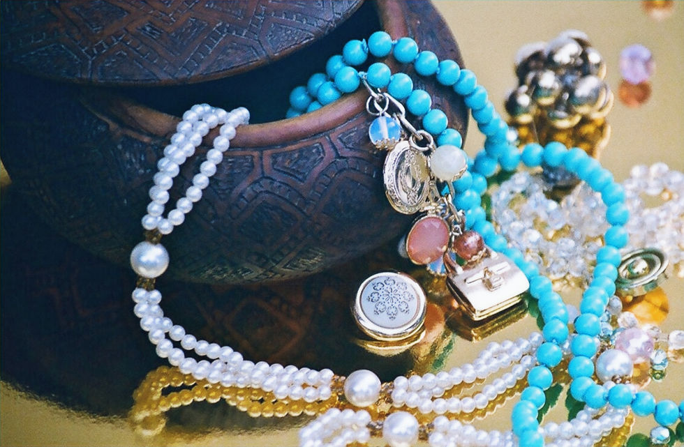 Portrait d'une boîte à bijoux et des bijoux, vue de face.